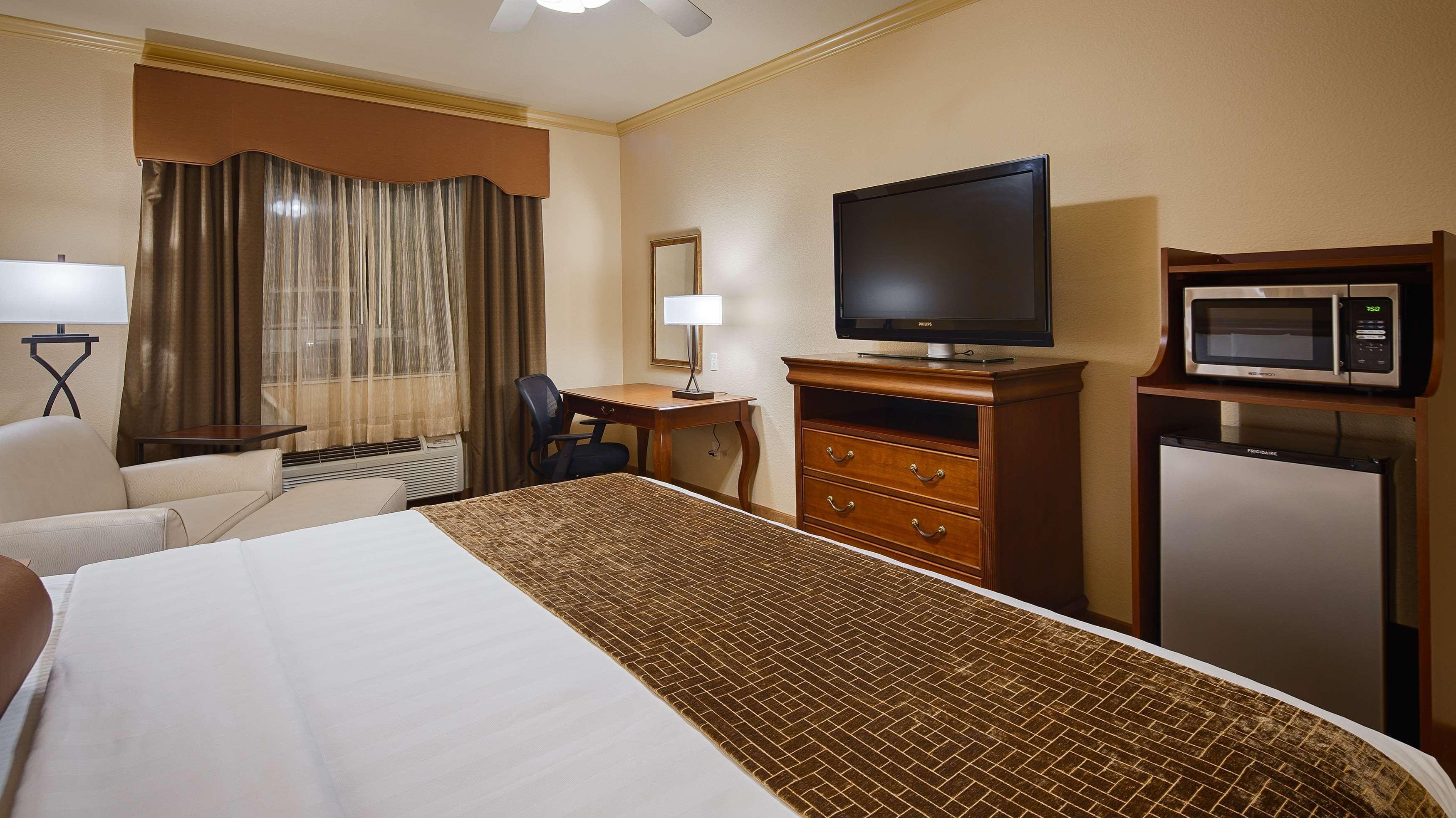 Best Western Plus Crown Colony Inn & Suites Lufkin Exterior photo