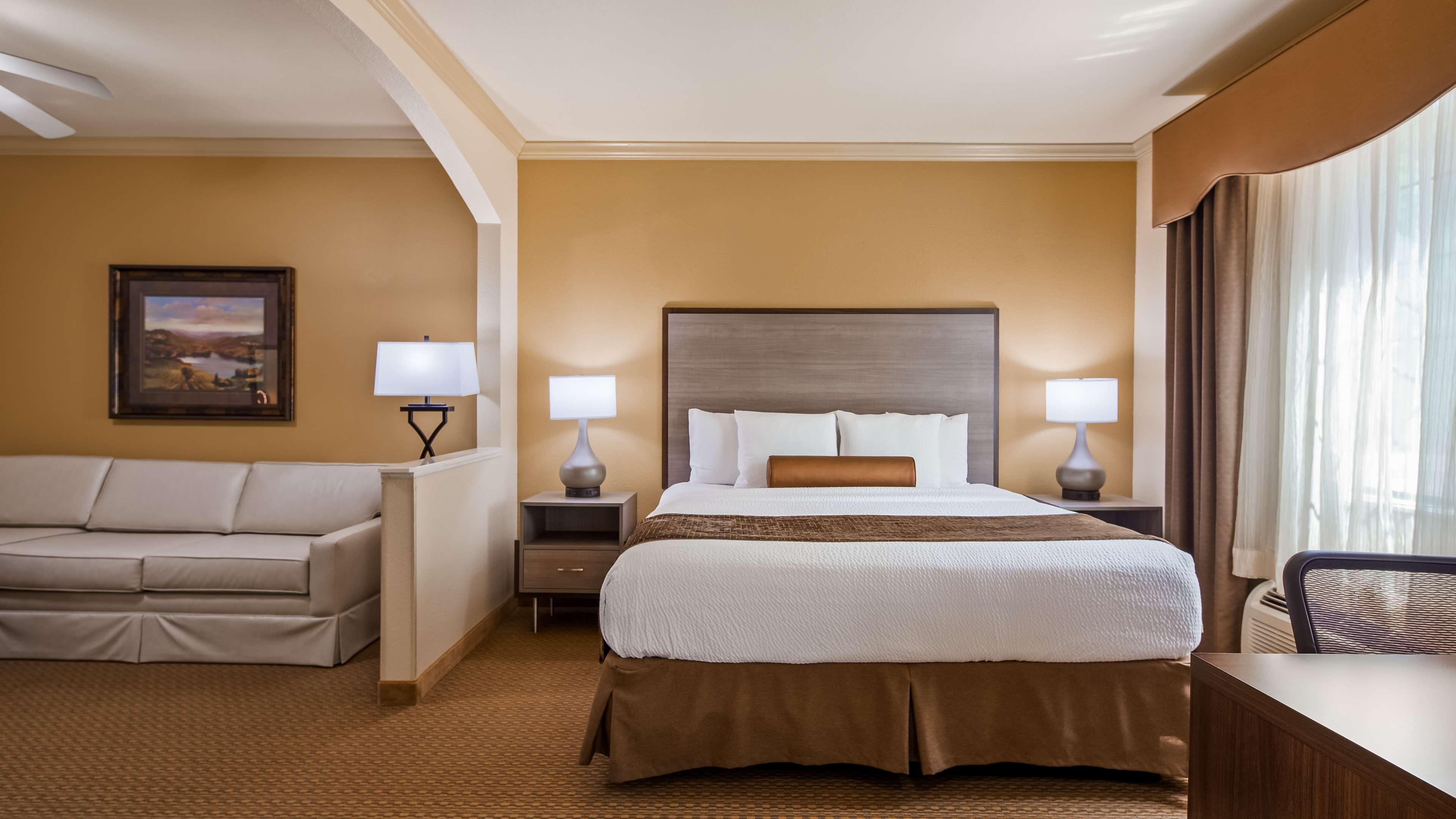 Best Western Plus Crown Colony Inn & Suites Lufkin Exterior photo