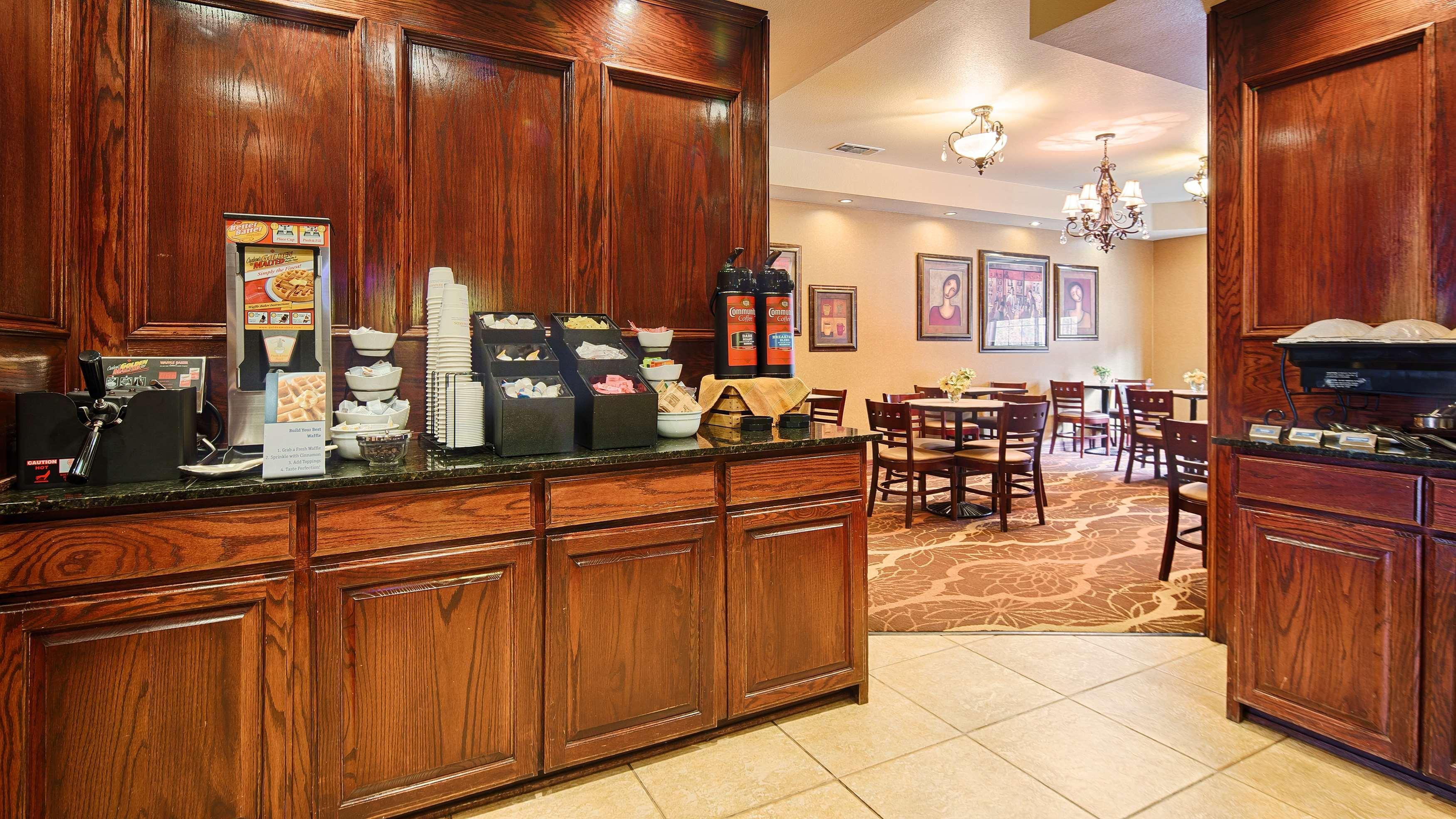 Best Western Plus Crown Colony Inn & Suites Lufkin Exterior photo