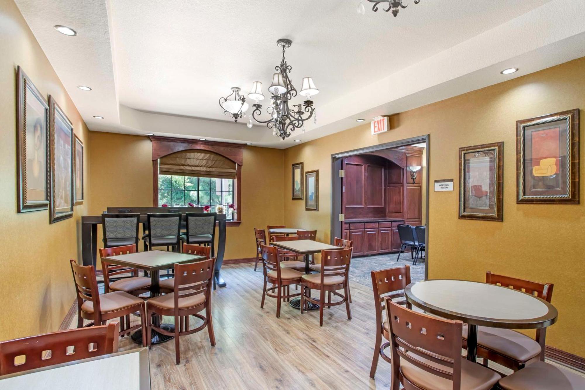 Best Western Plus Crown Colony Inn & Suites Lufkin Exterior photo