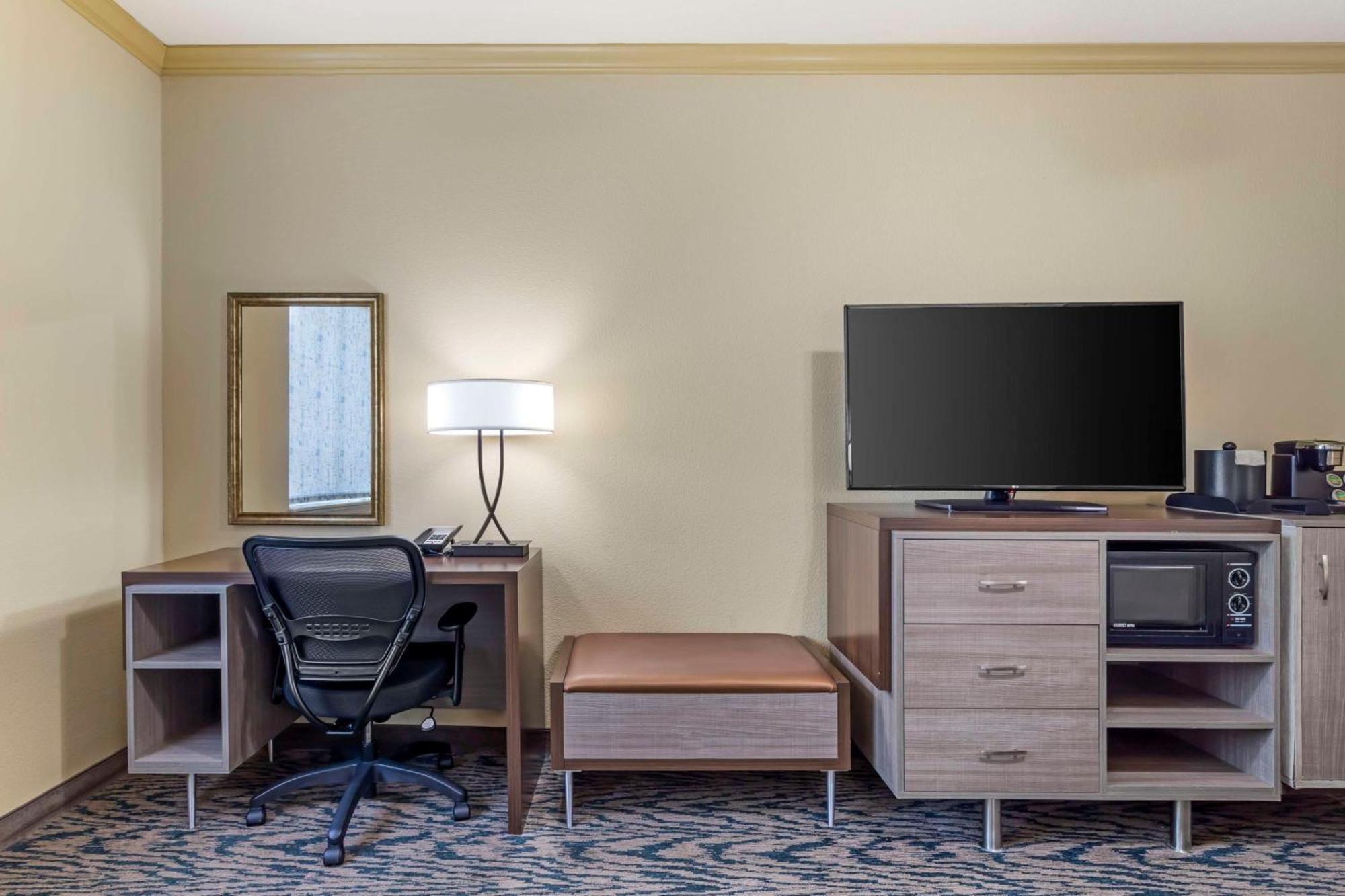 Best Western Plus Crown Colony Inn & Suites Lufkin Exterior photo