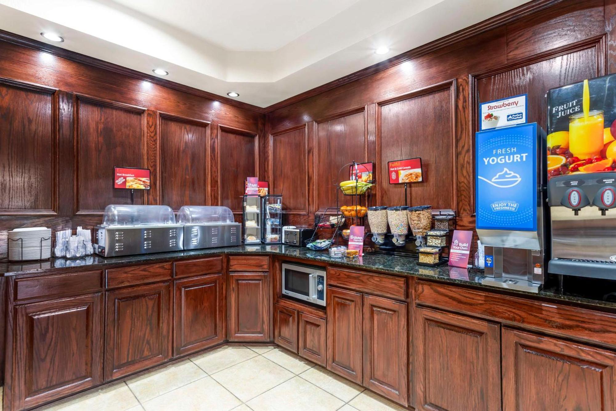 Best Western Plus Crown Colony Inn & Suites Lufkin Exterior photo