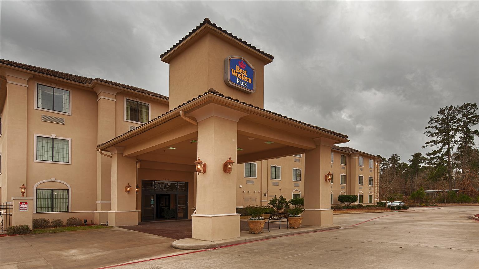 Best Western Plus Crown Colony Inn & Suites Lufkin Exterior photo