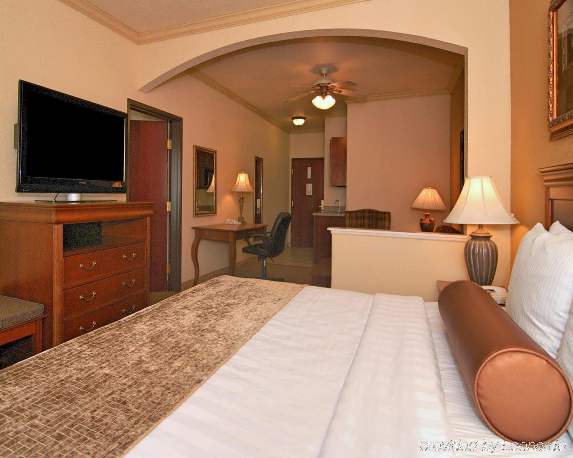 Best Western Plus Crown Colony Inn & Suites Lufkin Exterior photo