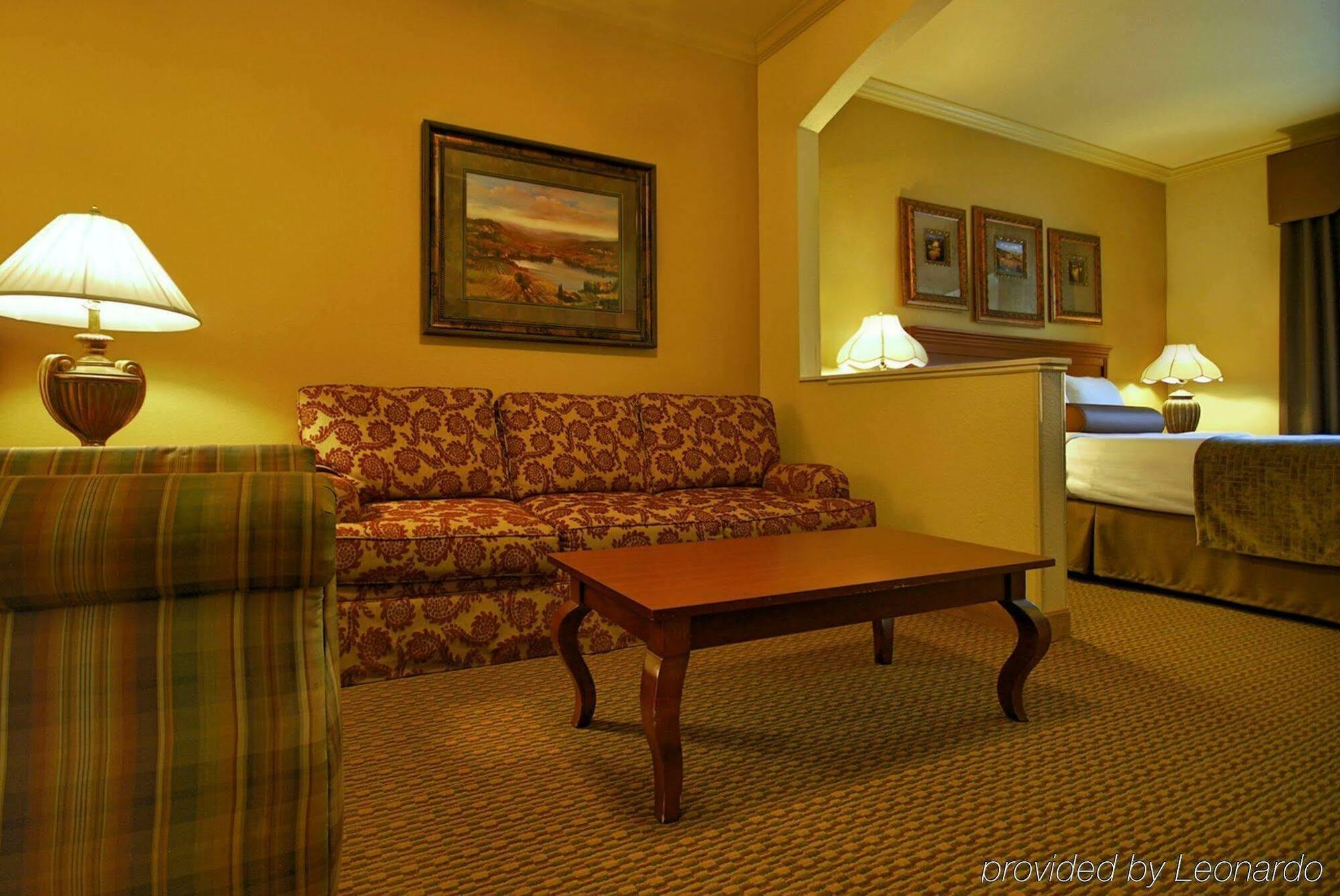 Best Western Plus Crown Colony Inn & Suites Lufkin Exterior photo